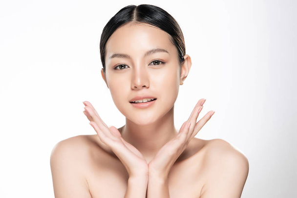 Belle jeune femme asiatique avec une peau propre et fraîche, - Photo, image