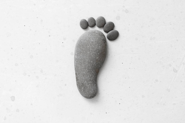 Fußabdrücke aus Steinen. Glückliche Füße. Stein wie ein Fuß angeordnet - Foto, Bild