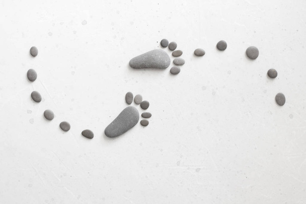 Fußabdrücke aus Steinen. Glückliche Füße. Stein wie ein Fuß angeordnet - Foto, Bild