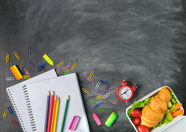 サンドイッチティーチングは、チョークボードにノートペンを供給します。学校に戻るコンセプト。トップビューフラットレイアウト. - 写真・画像