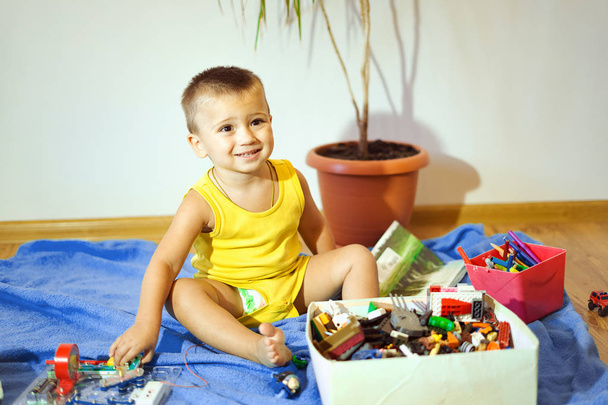Ein Kind spielt zu Hause - Foto, Bild