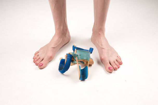  stabilizing orthosis for the correction of the big toe on the white background - Foto, Bild