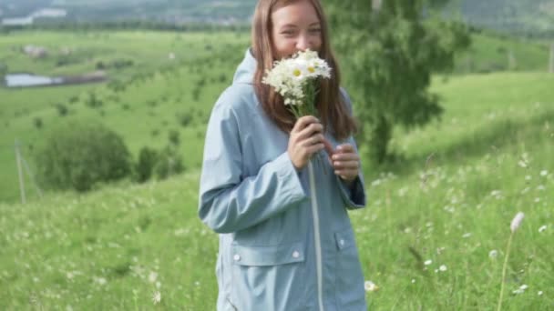 She collects a bouquet of daisies and smells wildflowers. - Materiał filmowy, wideo