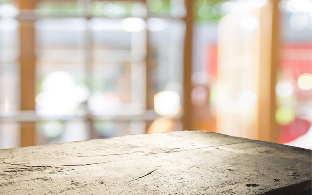 Vysypte dřevěný stolní stůl na rozmazání opony a okenní pohled zelený ze stromového pozadí. Zobrazení pro vizuální rozložení produktu v fotomontáž nebo v návrhovém kódu - Fotografie, Obrázek