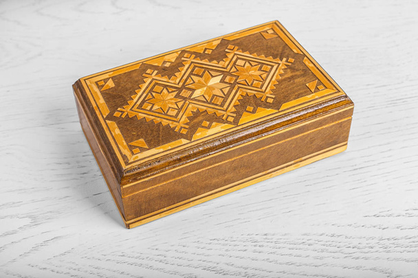 ξύλινο παλιό vintage χειροποίητο φέρετρο κουτί κοσμημάτων με νήματα μοτίβα σε λευκό φόντο - Φωτογραφία, εικόνα