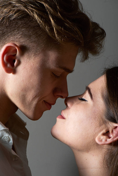 Молода кавказька пара, торкаючись один одного носами - Фото, зображення