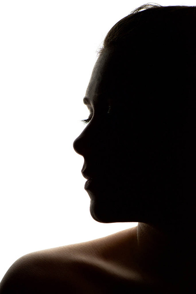 Silhouette di una giovane donna isolata su bianco
 - Foto, immagini