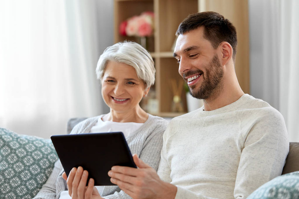 old mother and adult son with tablet pc at home - Φωτογραφία, εικόνα