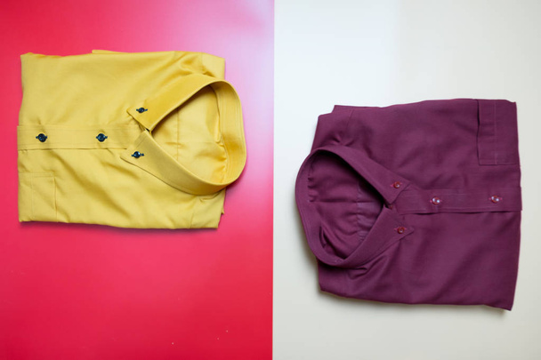 Μια συλλογή από άνδρες κλασικό βαμβάκι διπλωμένο πουκάμισο (κόκκινο και κίτρινο) - Φωτογραφία, εικόνα