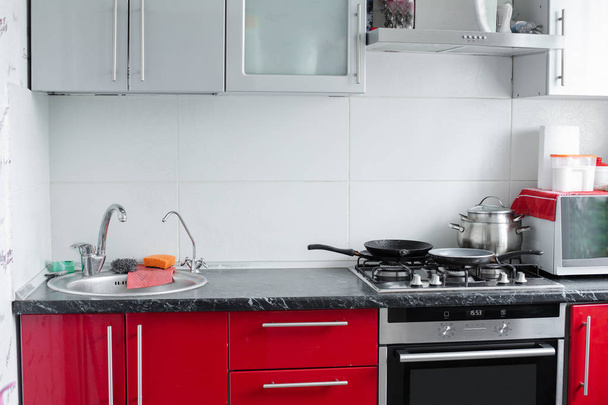 Valko-Venäjä Minsk 06 12 2019Kaunis moderni puhdas punainen keittiö pienessä huoneistossa koko laukaus
 - Valokuva, kuva