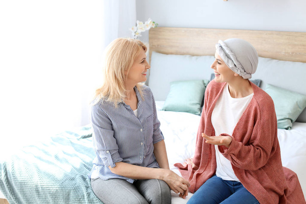 Mujer después de la quimioterapia con su madre en casa
 - Foto, imagen