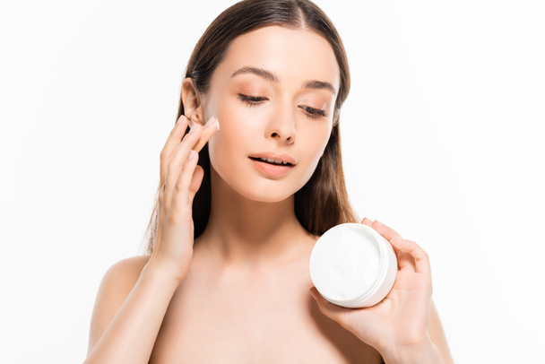 schöne junge nackte Frau mit perfekter Haut Anwendung kosmetischer Creme isoliert auf weiß - Foto, Bild