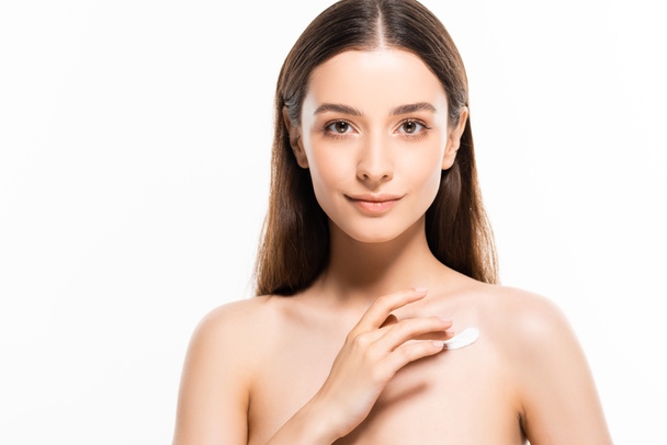 hermosa mujer desnuda con la piel perfecta aplicación de crema cosmética en la piel aislada en blanco
 - Foto, Imagen