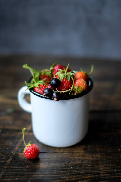 Bowl with juicy strawberries at the dark background - Foto, Imagem