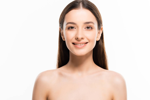 glücklich brünett junge nackte Frau mit perfekter Haut isoliert auf weiß - Foto, Bild