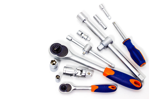 Un conjunto de cabezales de herramientas para aflojar tornillos, pernos y tuercas. Destornillador de trinquete. Fondo blanco
 - Foto, Imagen