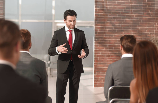 businessman holds a briefing for the business team - Φωτογραφία, εικόνα