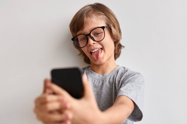 Funny boy taking selfie - Фото, изображение