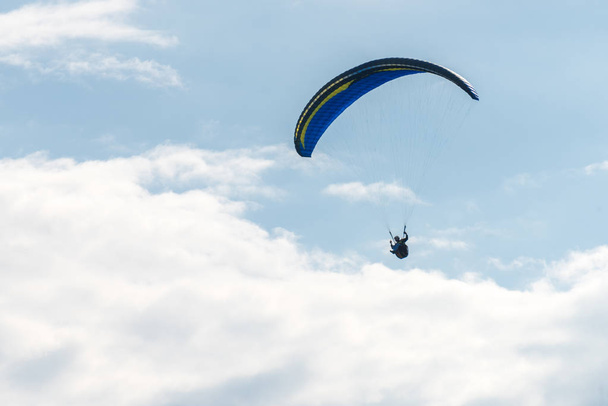 paraglider in de lucht - Foto, afbeelding