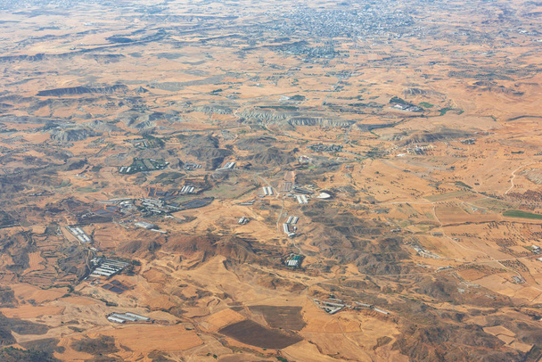 Alívio do deserto visto de uma aeronave
 - Foto, Imagem