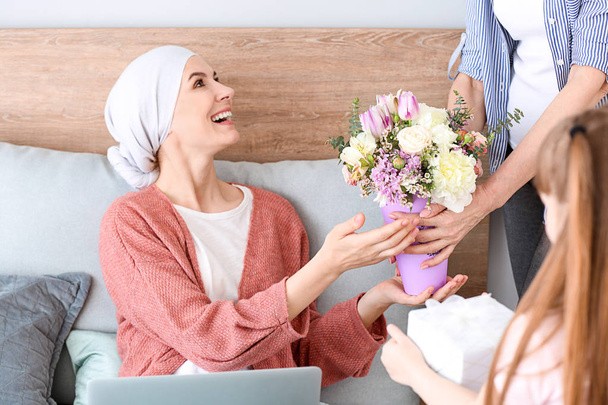 Сімейне привітання жінки після успішного лікування вдома
 - Фото, зображення