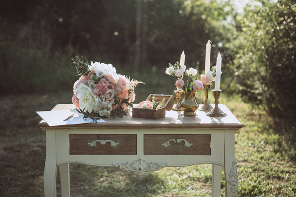 Table avec attributs de mariage
 - Photo, image