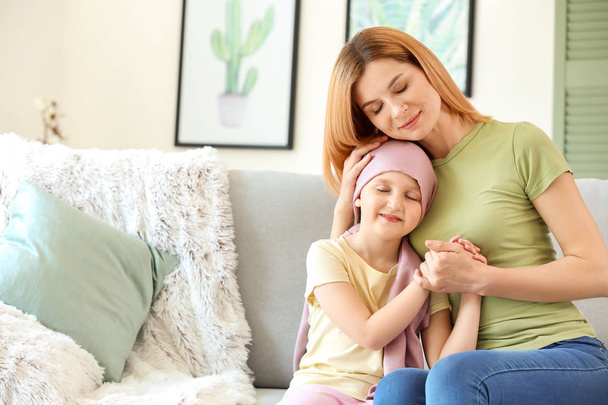 Kleines Mädchen nach Chemotherapie bei Mutter zu Hause - Foto, Bild