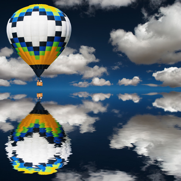 hete luchtballon vliegen in blauwe hemel - Foto, afbeelding