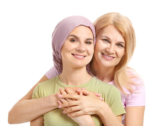 Femme après la chimiothérapie avec sa mère sur fond blanc
 - Photo, image