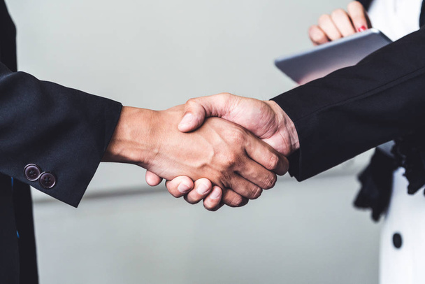 Accordi di handshake per gli imprenditori in ufficio. - Foto, immagini