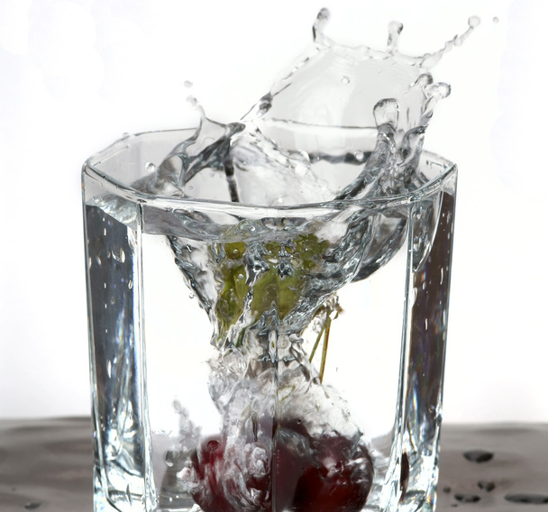Cherry bespat in water - Foto, afbeelding