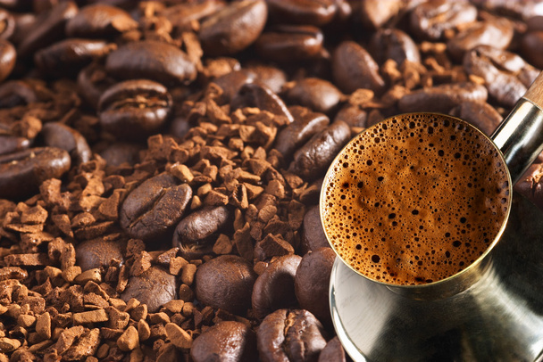 Caffettiera turca su chicchi di caffè e sfondo di caffè istantaneo
 - Foto, immagini