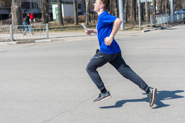 Ulyanovsk, Rusya - 20 Nisan 2019: yıllık şehir bahar maratonu. Güneşli bir gün. Sağlıklı yaşam tarzı. Şehir rölesi. - Fotoğraf, Görsel