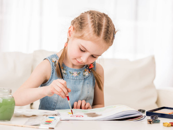 Little girl isdraws with watercolors - Foto, Imagen
