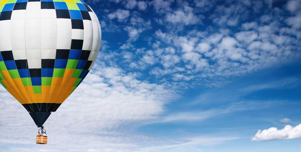 horkovzdušný balón létání v modré obloze - Fotografie, Obrázek