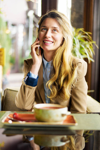 Щаслива усміхнена жінка розмовляє по телефону
 - Фото, зображення