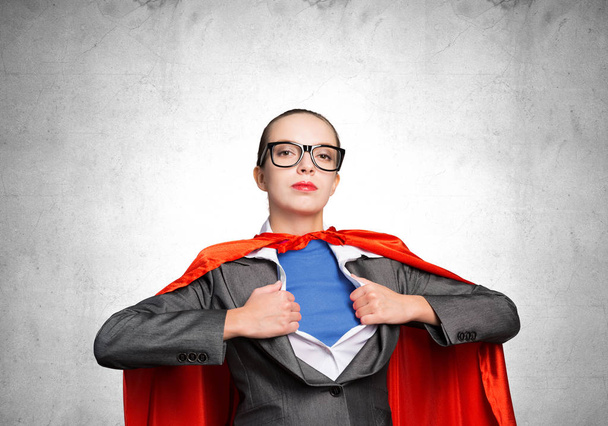 Atraente jovem empresária em capa de herói vermelho
 - Foto, Imagem