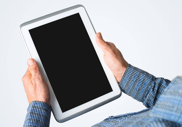 Руки бизнесмена держат планшетный компьютер с черным экраном
 - Фото, изображение