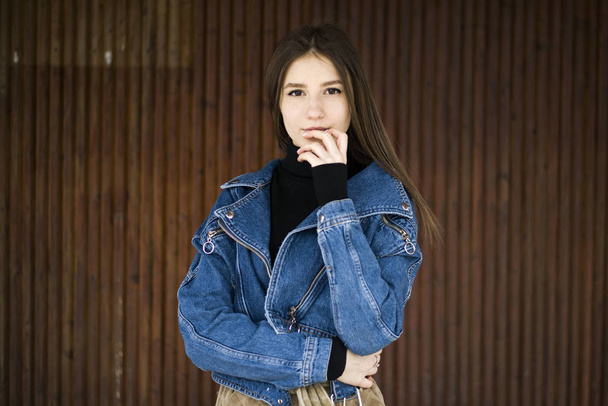 Joven elegante dama caucásica con pecas en chaqueta de jean
 - Foto, imagen
