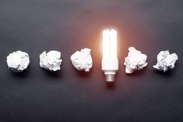 Флуоресцентная лампа и мятые бумажные шарики
 - Фото, изображение