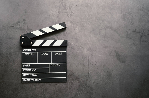 Plato vacío en estilo plano sobre fondo de piedra oscura, entretenimiento y concepto de industria cinematográfica
 - Foto, imagen
