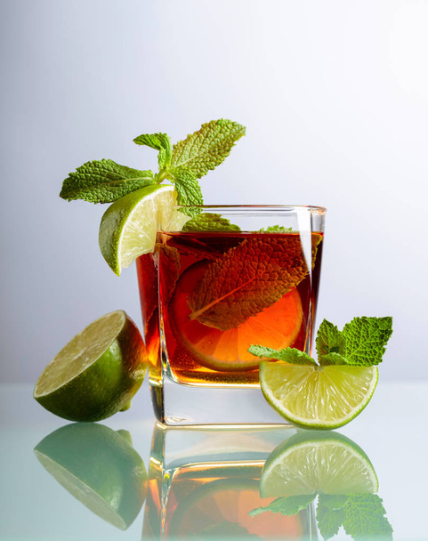 Cocktail à la lime et à la menthe sur une table en verre
.  - Photo, image