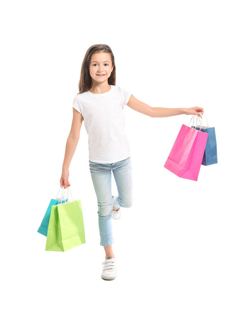 Chica con estilo en jeans y con bolsas de compras sobre fondo blanco
 - Foto, imagen