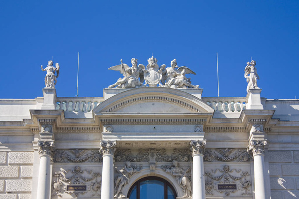 Vídeň, Rakousko-30. června 2019: fragment slavného Burgtheateru (císařské soudní divadlo) ve Vídni - Fotografie, Obrázek