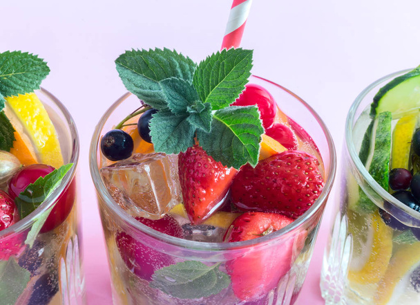 Домашній літній освіжаючий коктейль з фруктів та ягід
. - Фото, зображення