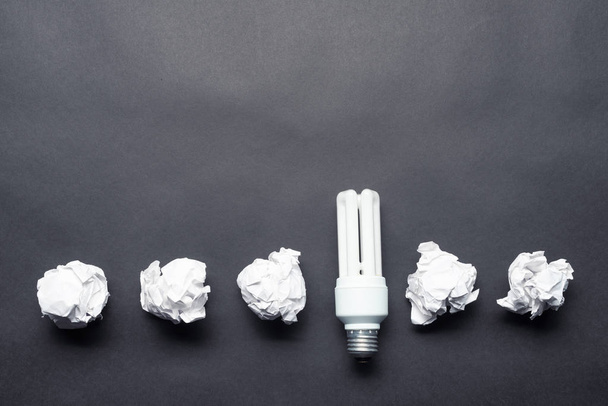 Lâmpada fluorescente e bolas de papel branco amassadas
 - Foto, Imagem