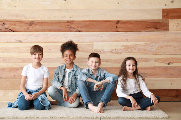 Стильные дети в джинсовой одежде возле деревянной стены
 - Фото, изображение
