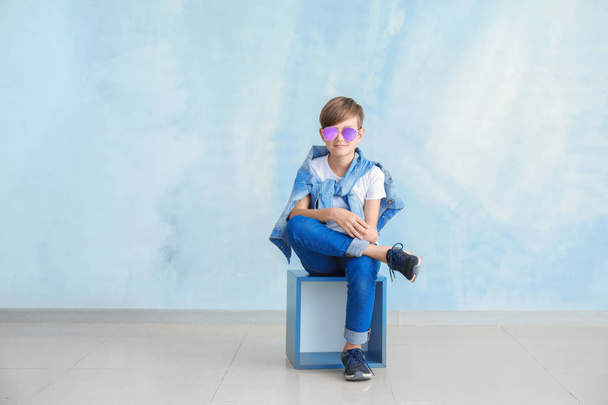 Elegante ragazzo in jeans vestiti vicino alla parete di colore
 - Foto, immagini
