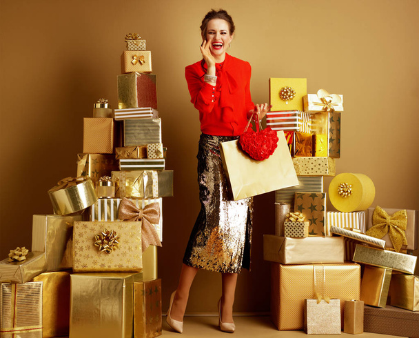 shopper woman with shopping bag and red heart telling exciting n - Foto, imagen