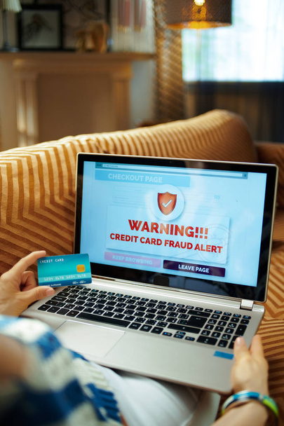 γυναίκα με πιστωτική κάρτα περιήγηση απάτη ηλεκτρονικό εμπόριο ιστοσελίδα - Φωτογραφία, εικόνα